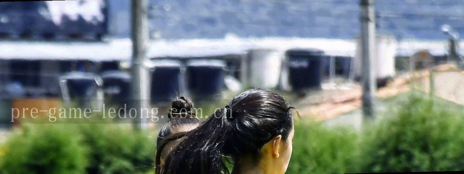 傍晚体育馆外的走廊灯光，光线沿地面延伸，场馆空无一人